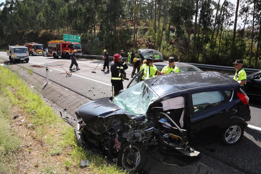 Tres personas fueron evacuadas al hospital y el siniestro obligó a cortar la vía al tráfico más de dos horas