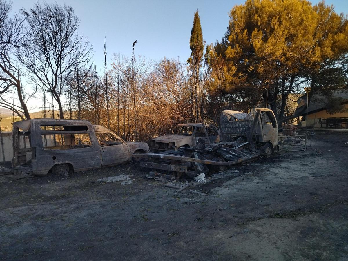 Vehículos destruidos por el fuego