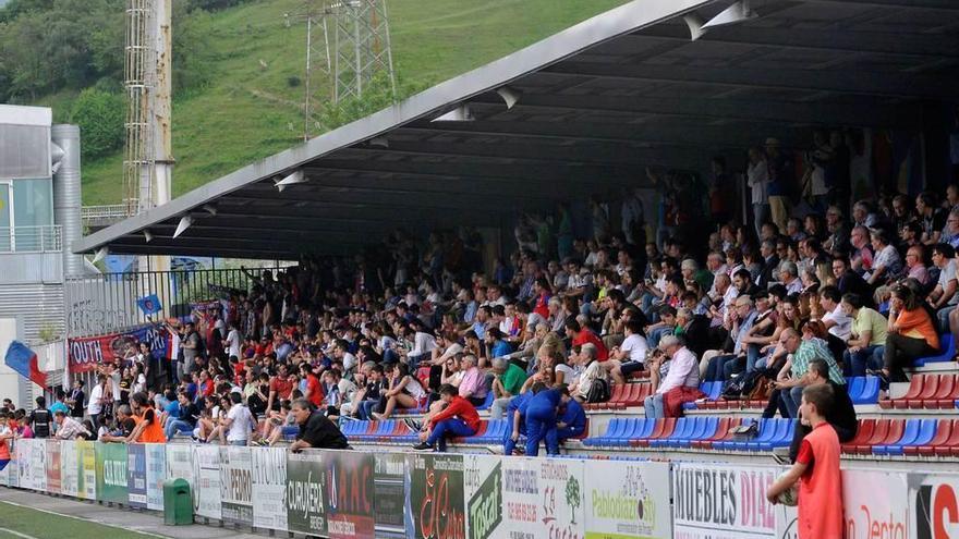 Aficionados del Langreo durante el partido de ayer en Ganzábal.