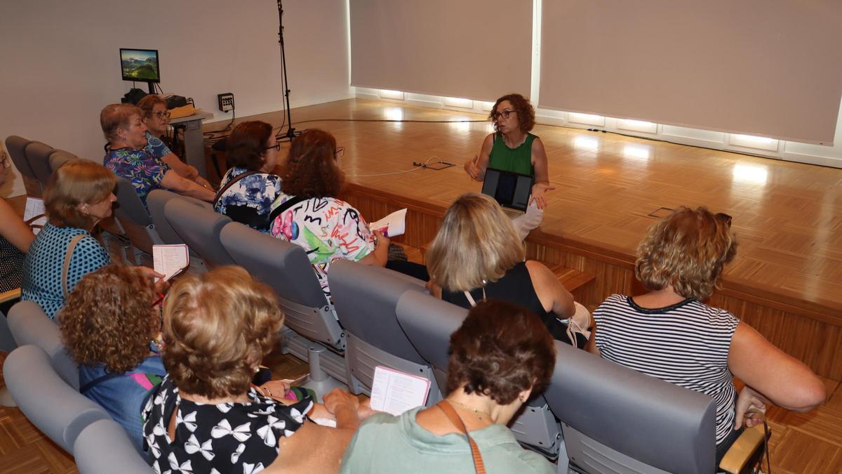 Actividades en la Casa de la Dona de Torrent.