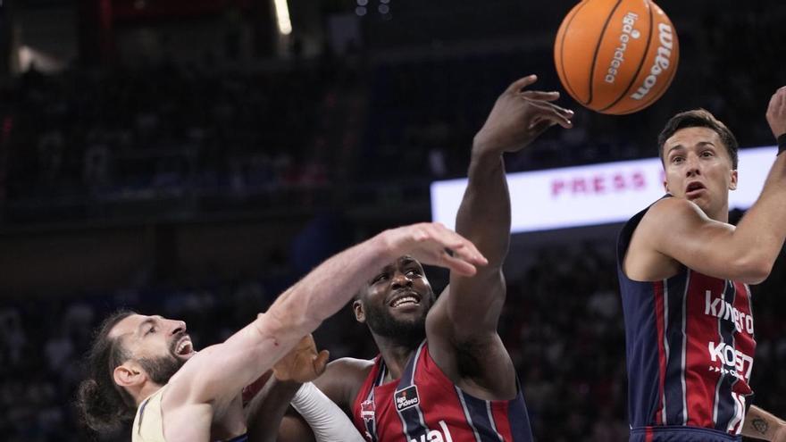 El Barça asalta la pista más difícil y arrebata al Baskonia la cuarta plaza