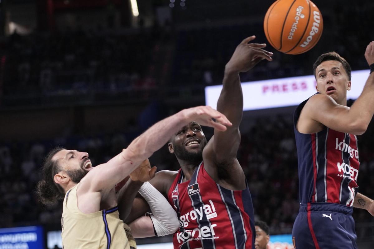 Tornike Shengelia y Eugene Omoruyi pelean por el balón, durante el encuentro correspondiente a la 28ª jornada de Liga Endesa, disputado este domingo en Fernando Buesa Arena de Vitoria.