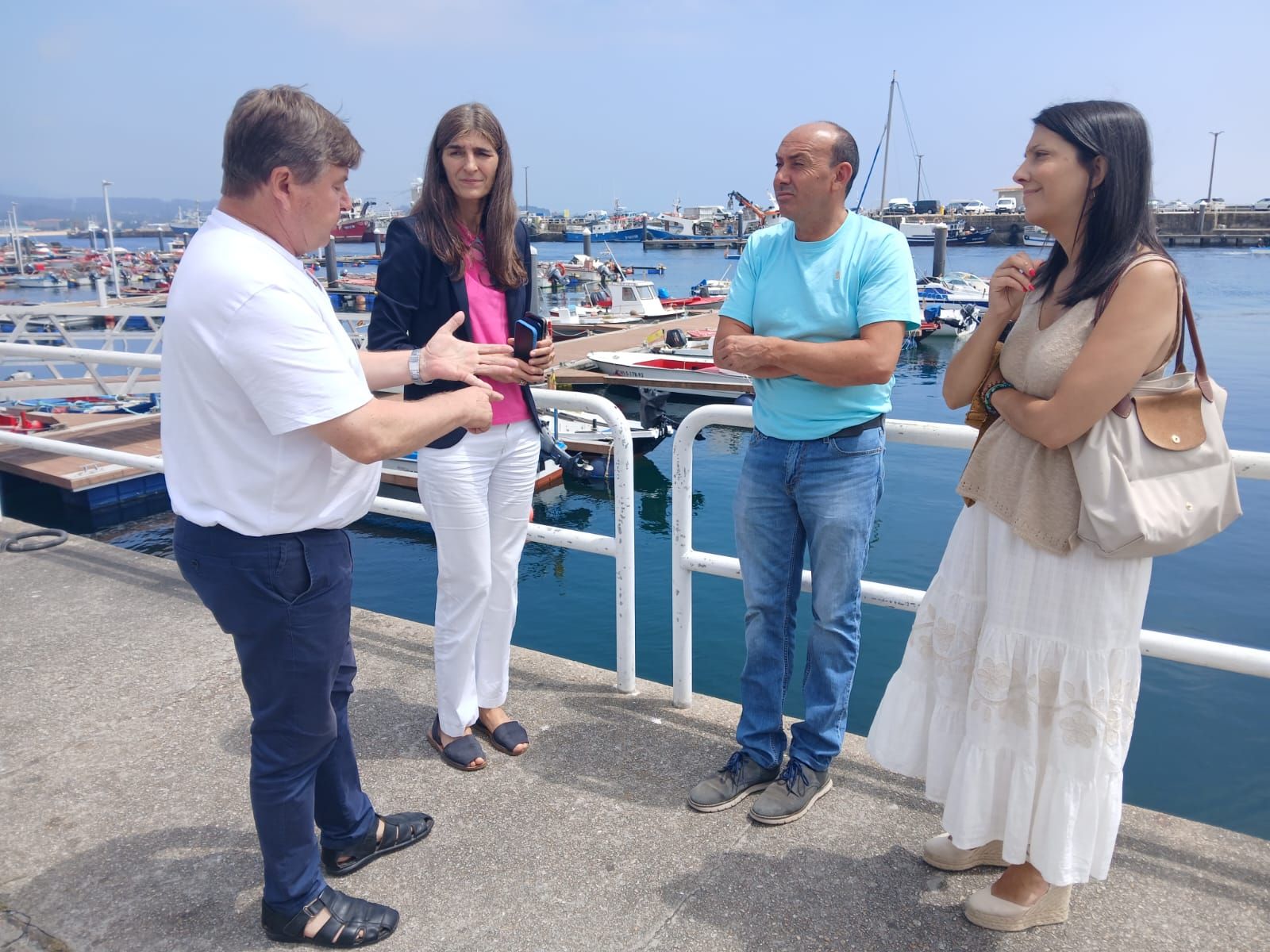 Pérez Sieira, esquerda, Botana, Abraldes e Sampedro no porto de Ribeira.