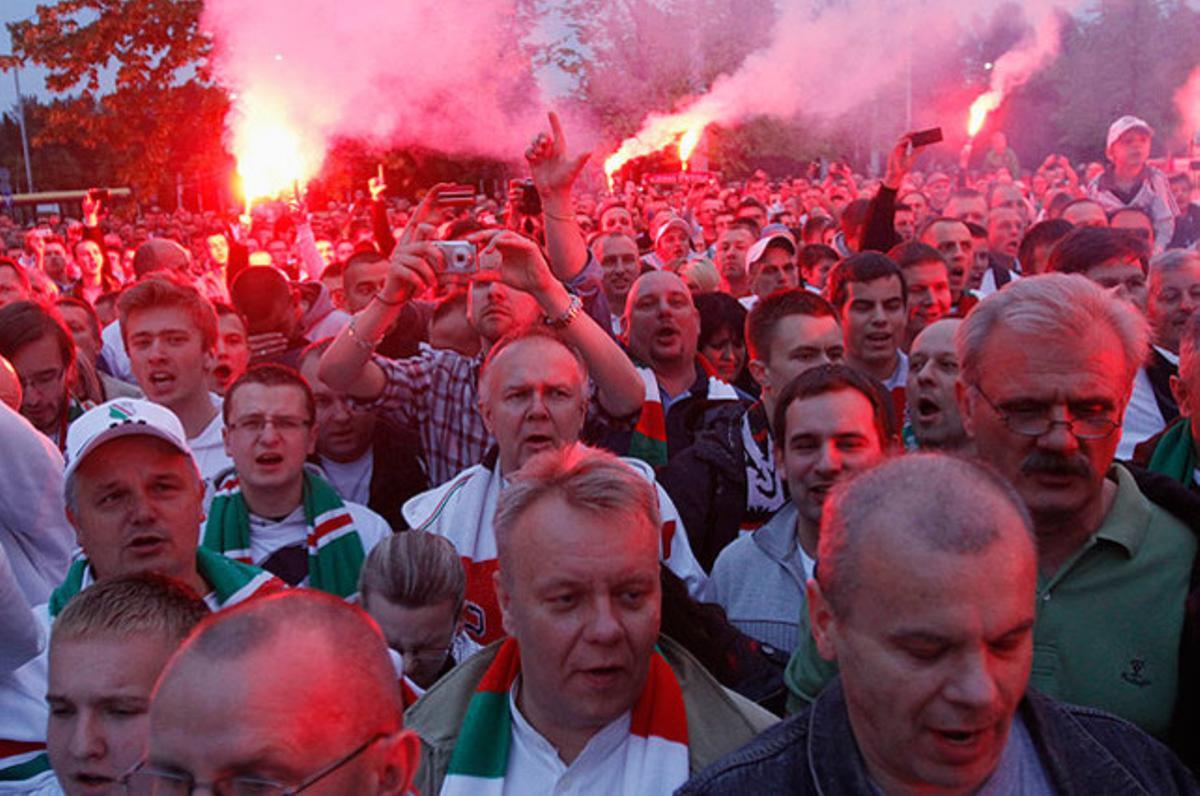 Seguidors de club de Legia assisteixen a una cerimònia dedicada a la llegenda polonesa del futbol Kazimierz Deyna davant de l’estadi del club, a Varsòvia. Deyna ha estat enterrat dos dies abans de l’inici de l’Eurocopa 2012.