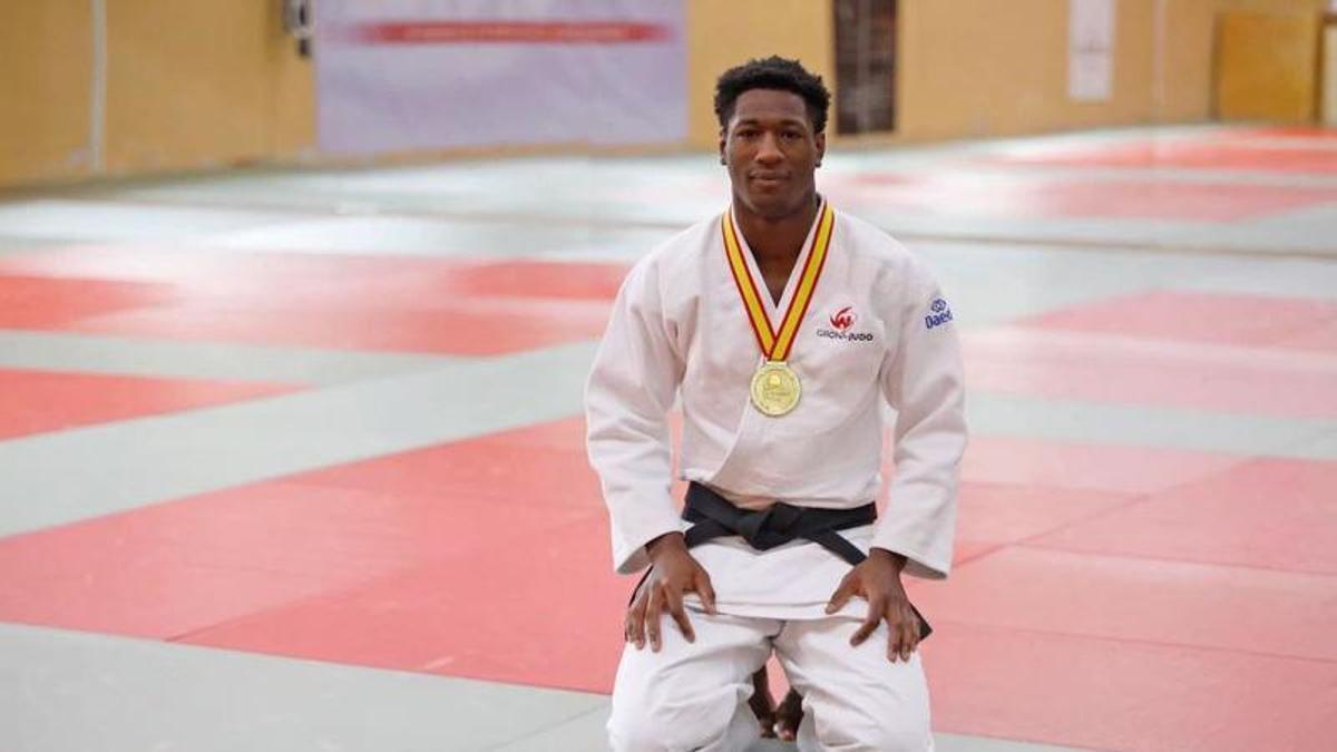 Kindi Ba amb el judogi i la medalla d’or a l’espai del Girona Judo, a Fontajau.