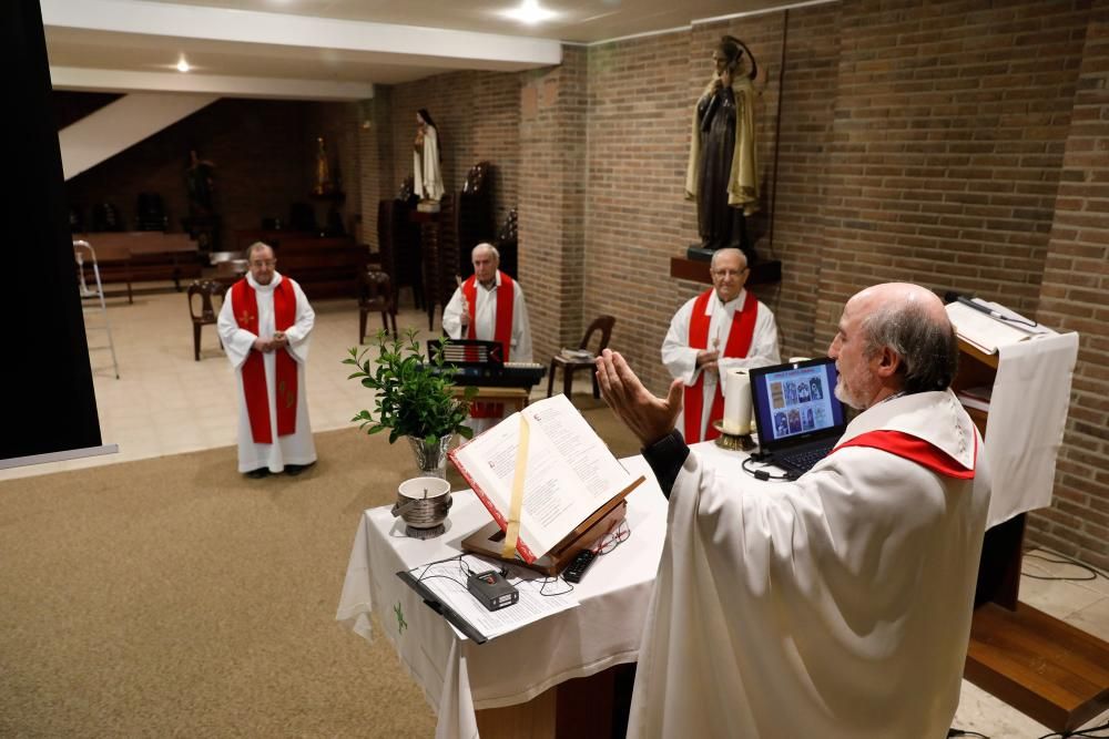 Los sacerdotes de Gijón ofician misa por internet