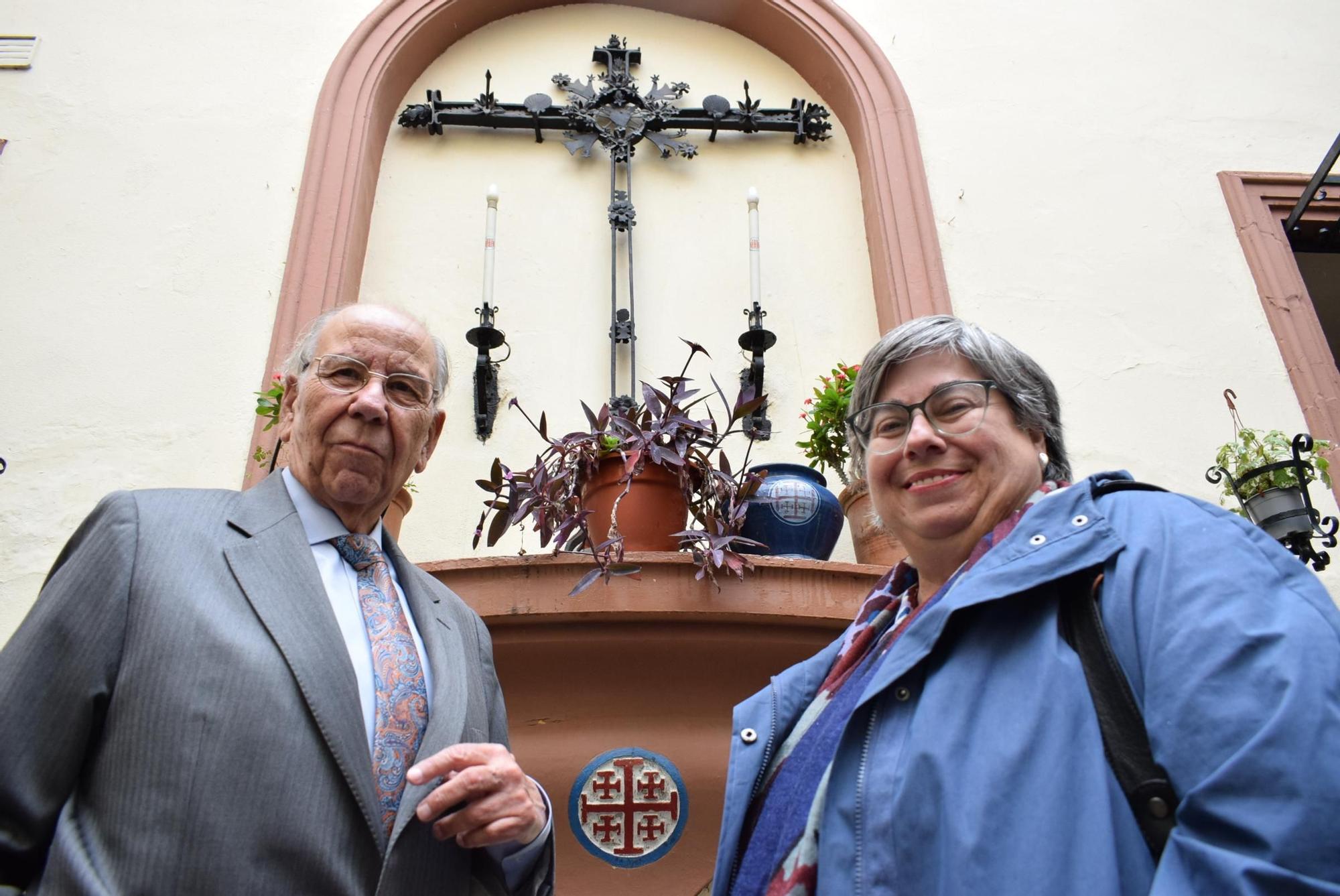 Joaquín Delgado-Roig y Ana María Ruiz Copete en el patio de la Iglesia de San Antonio Abad en Sevilla.
