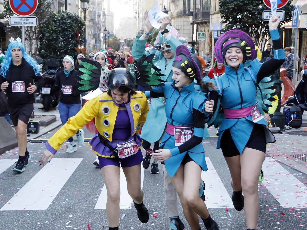 Loca carrera de Navidad: la San Silvestre colorea Vigo