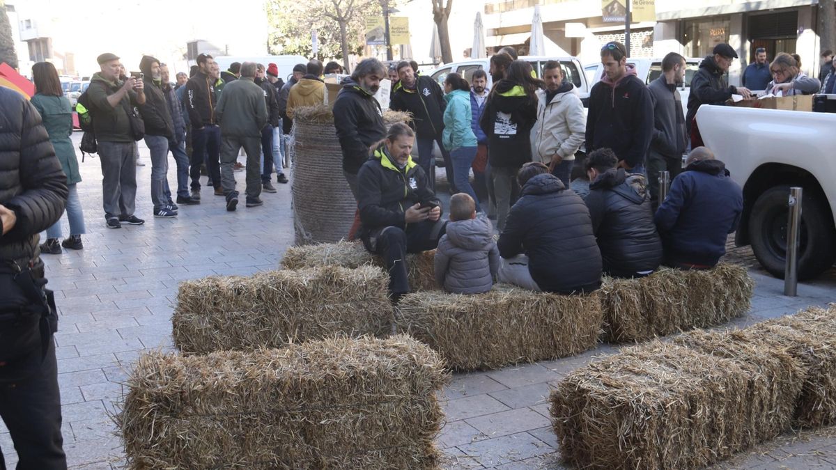 Alguns membres de Revolta Pagesa participen en una protesta a la Delegació del Govern a Girona.
