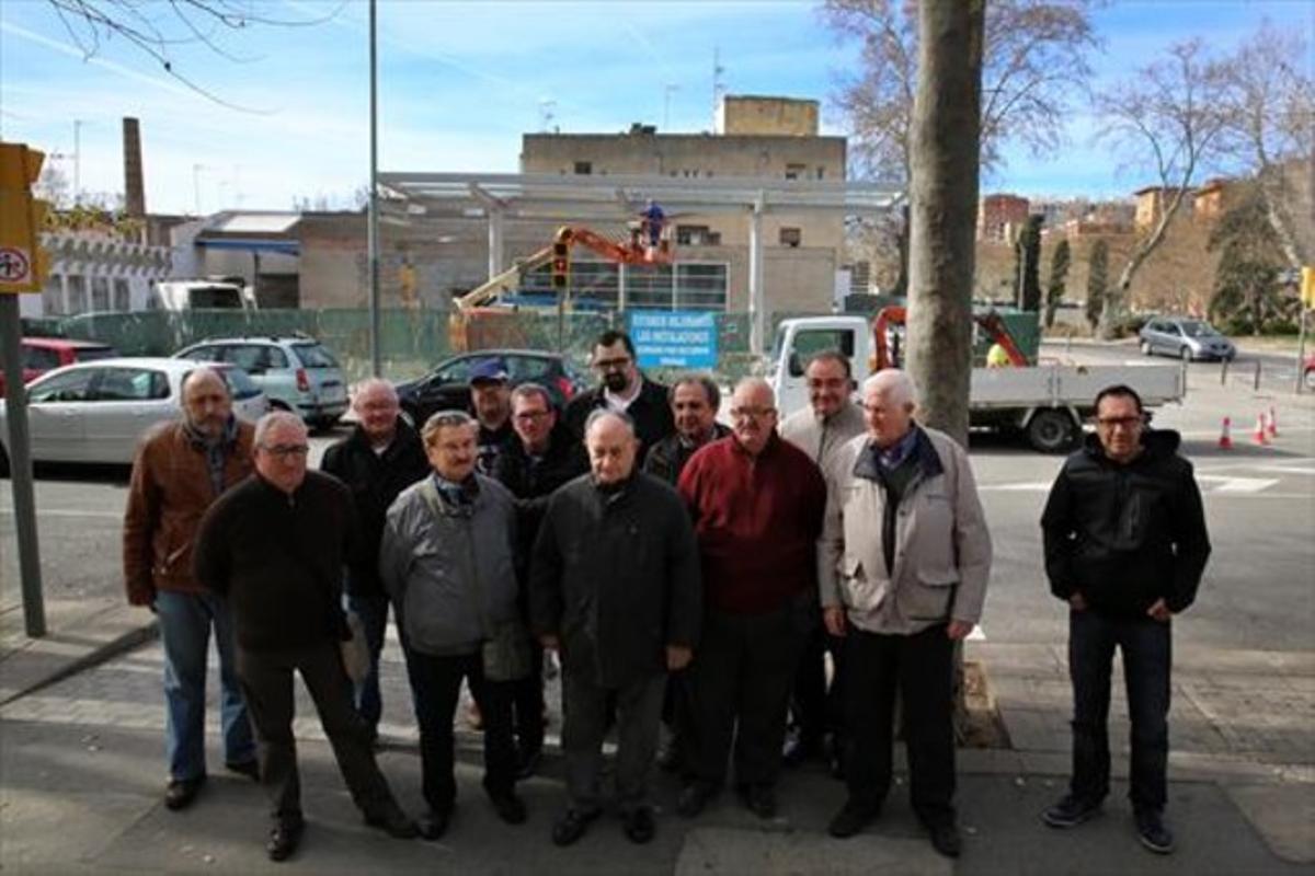 Los vecinos reunidos, frente a la futura gasolinera de Pere IV.