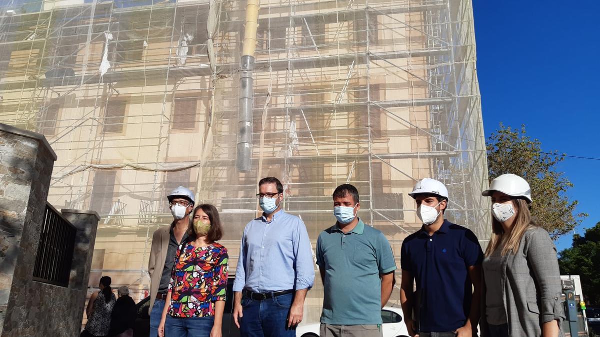 El alcalde,José Hila, y Neus Truyol visitaron las obras del edificio de 54 viviendas situado frente al velódromo Tirador.