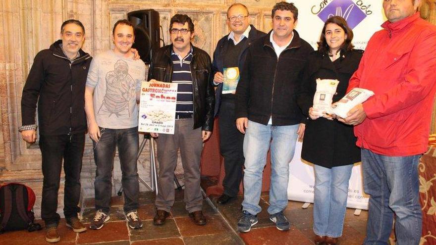 De izquierda a derecha, Carlos Pedrouzo (Feudo Real), Jaime Suárez (El Lacayo de Sestiello), Miguel Cuesta (El Cabaño), José Manuel Puente, edil de Turismo y Festejos, Miguel Estrada (De Miguel), Ámbar Álvarez, concejala de Ferias y Mercados, y Juan José Menéndez, presidente del Consejo Regulador IGP Faba Asturiana, ayer, en la capilla de Los Dolores durante la presentación de las jornadas gastronómicas. | s. arias