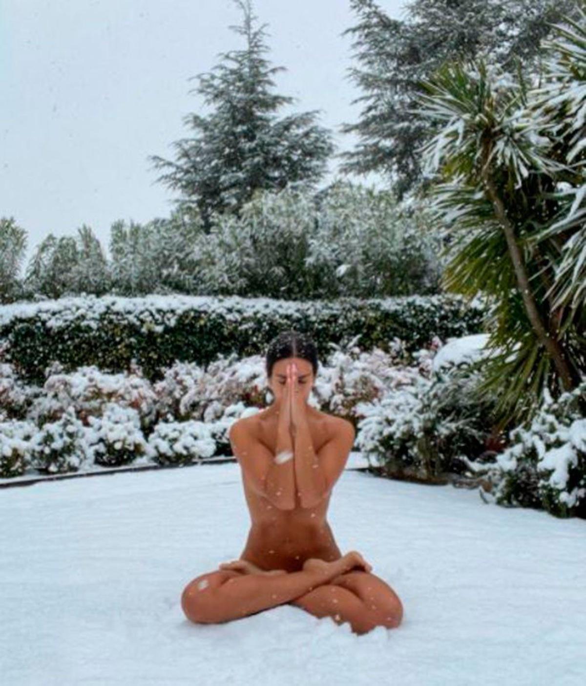 Cristina Pedroche haciendo yoga en la nieve