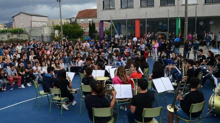 Actuación musical en el aniversario del CEIP A Guía. // Gonzalo Núñez