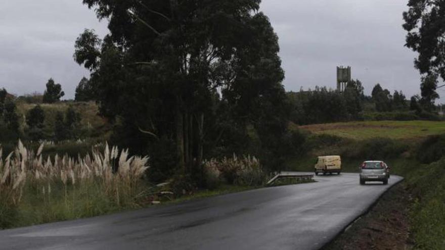 El tramo reparado de la carretera a Avilés, a falta de pintura