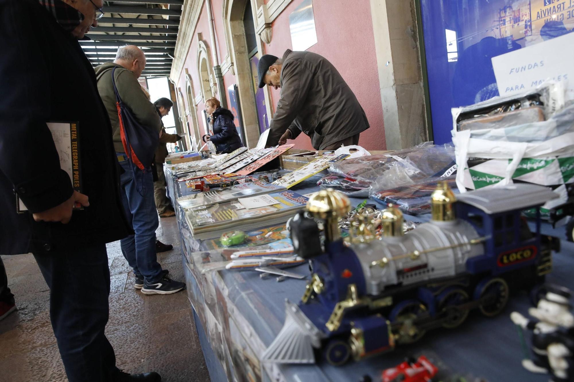 El mercadillo ferroviario de Gijón, en imágenes