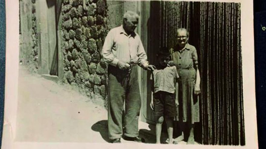 Los fundadores de Can Molinas y uno de sus nietos en los años 50.