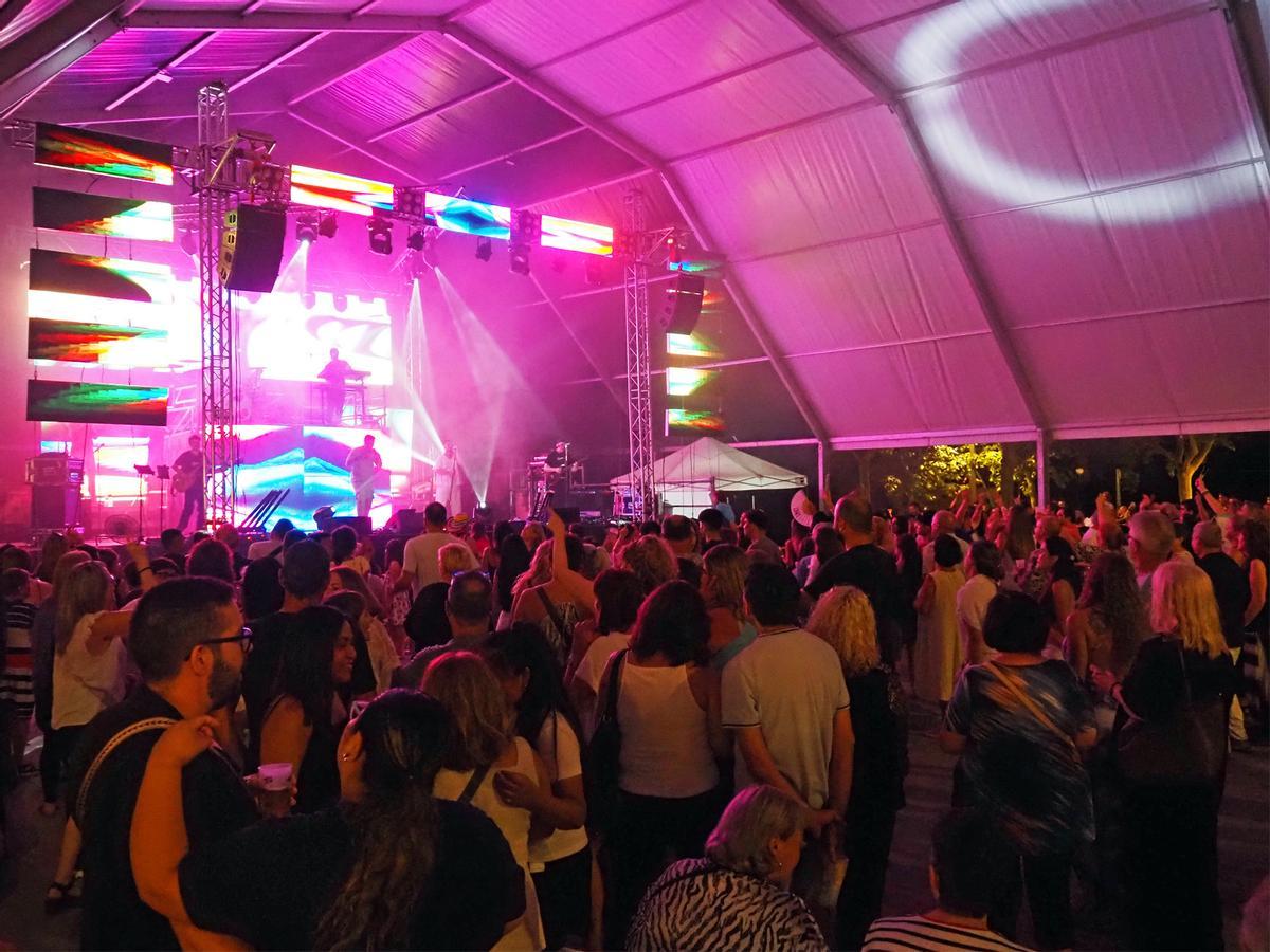 Ball de l'Orquestra Centauro a l'envelat de la plaça de Sant Joan, dins de la Festa Major de Súria