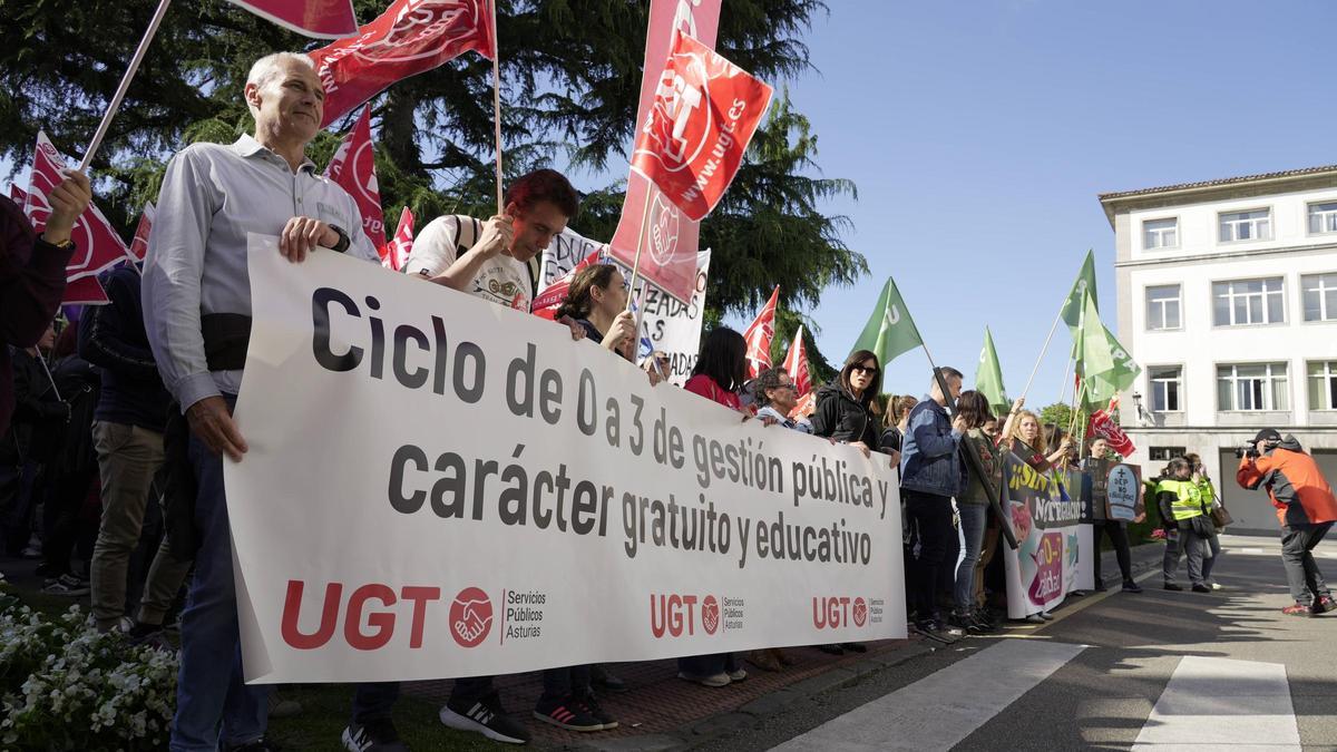La plantilla de las Escuelas Infantiles de Asturias protesta ante la consejería de Educación: "Queremos que salga bien y no sea un caos"