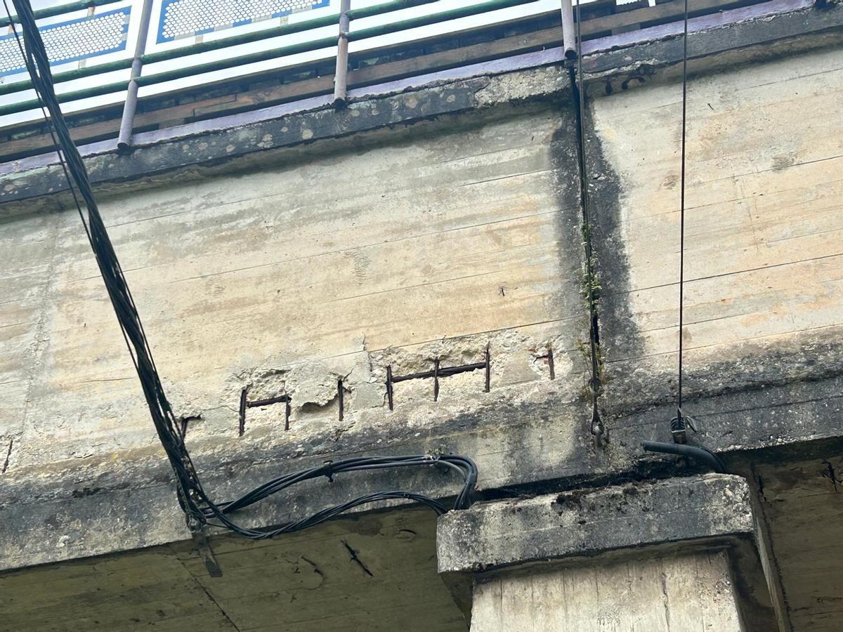 Refuerzos de hierro de puente, a la vista a causa del deterioro.