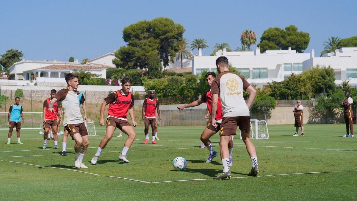 Viti Rozada trata de combinar con Mika ante Enzo. En segundo término, Arturo, Bassinga, Fuster y Viera.