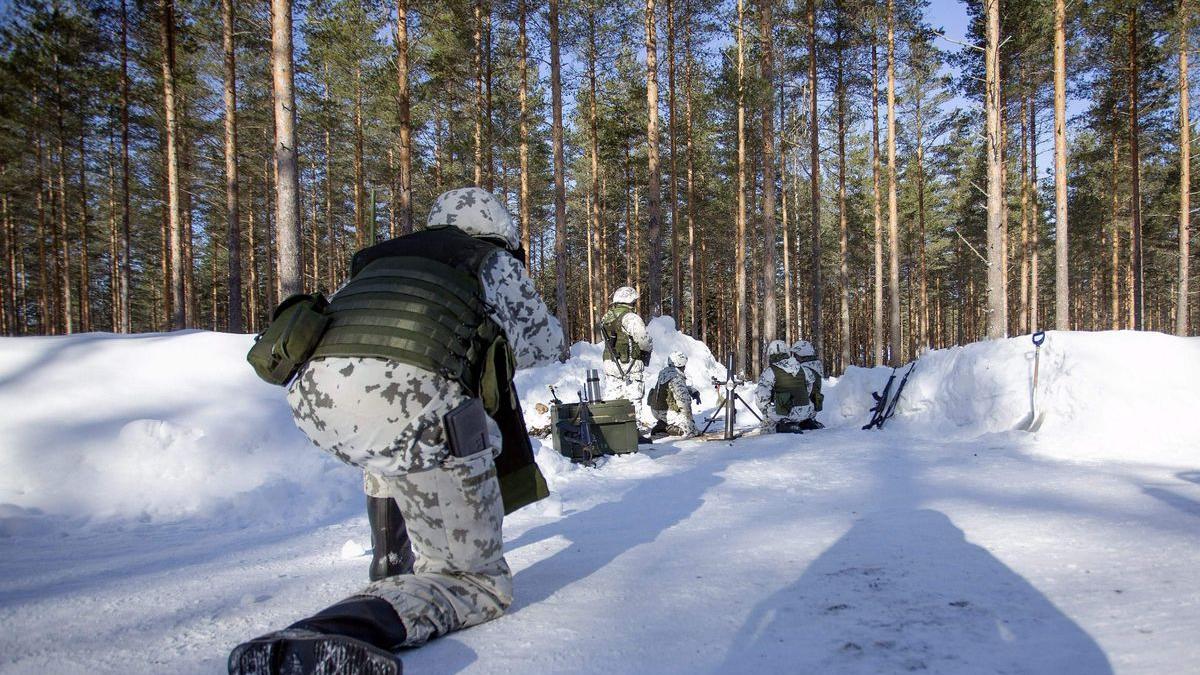 Ejercicios militares de reservistas de la Brigada Karelia del Ejército finlandés durante unas prácticas de tiro cerca de la frontera con Rusia.