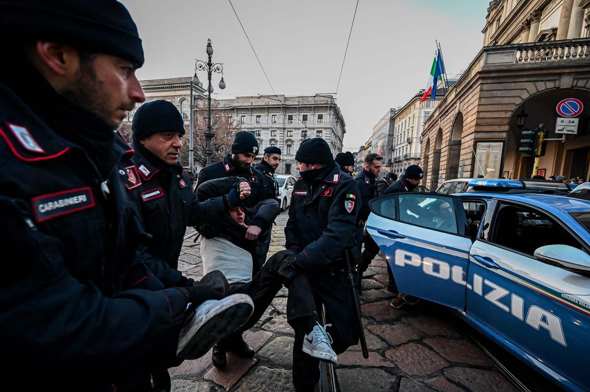 Ecologistas lanzan pintura contra la fachada de La Scala de Milán