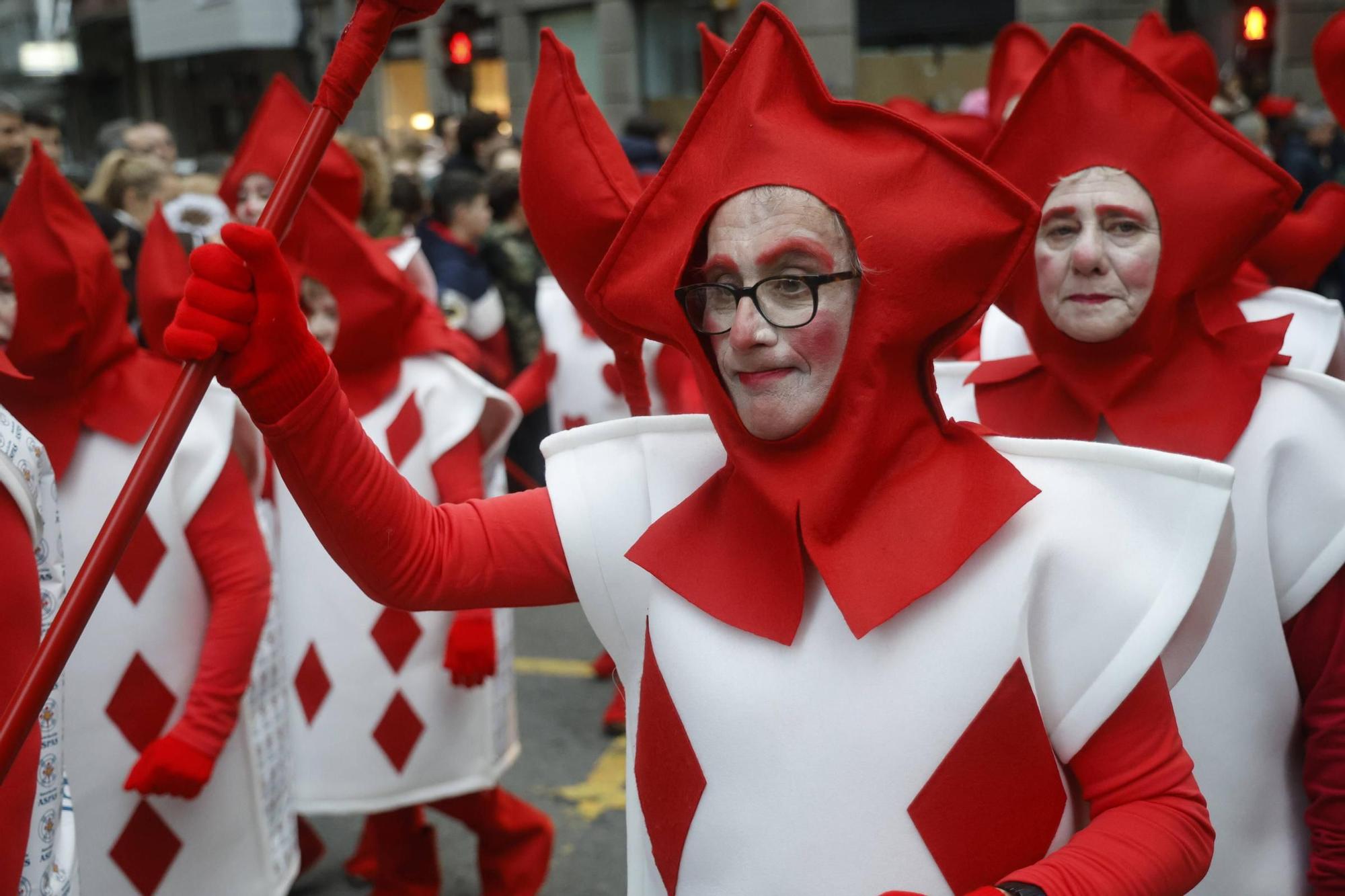 Santiago disfruta del tradicional desfile de Martes de Entroido