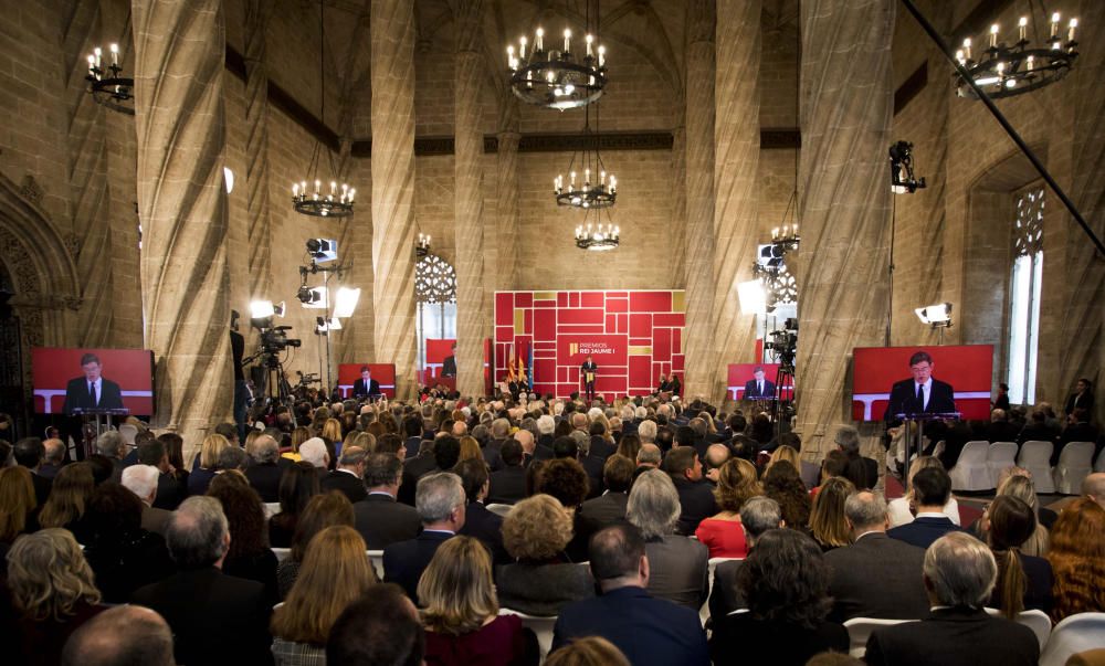 Instante de la ceremonia de entrega de los Premios Jaume I en la Lonja de València.