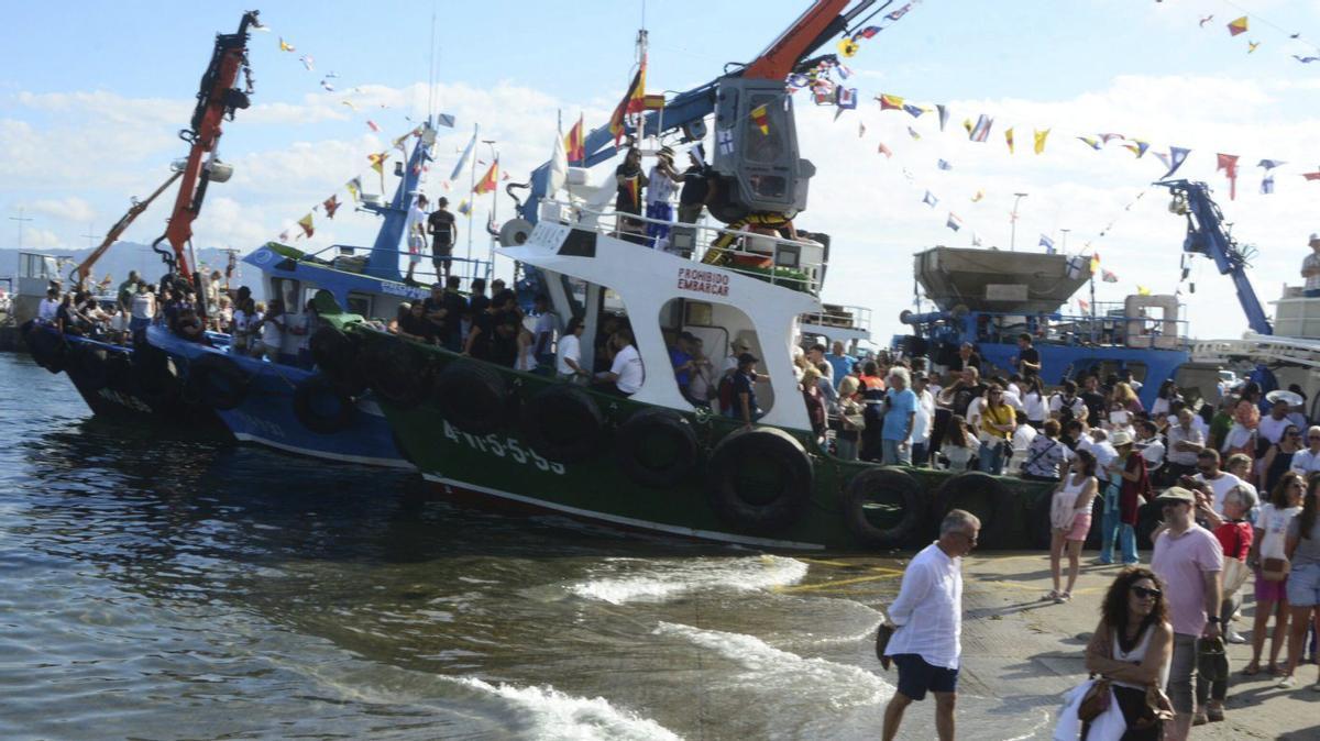El esfuerzo para embarcar a la Virgen en Moaña.
