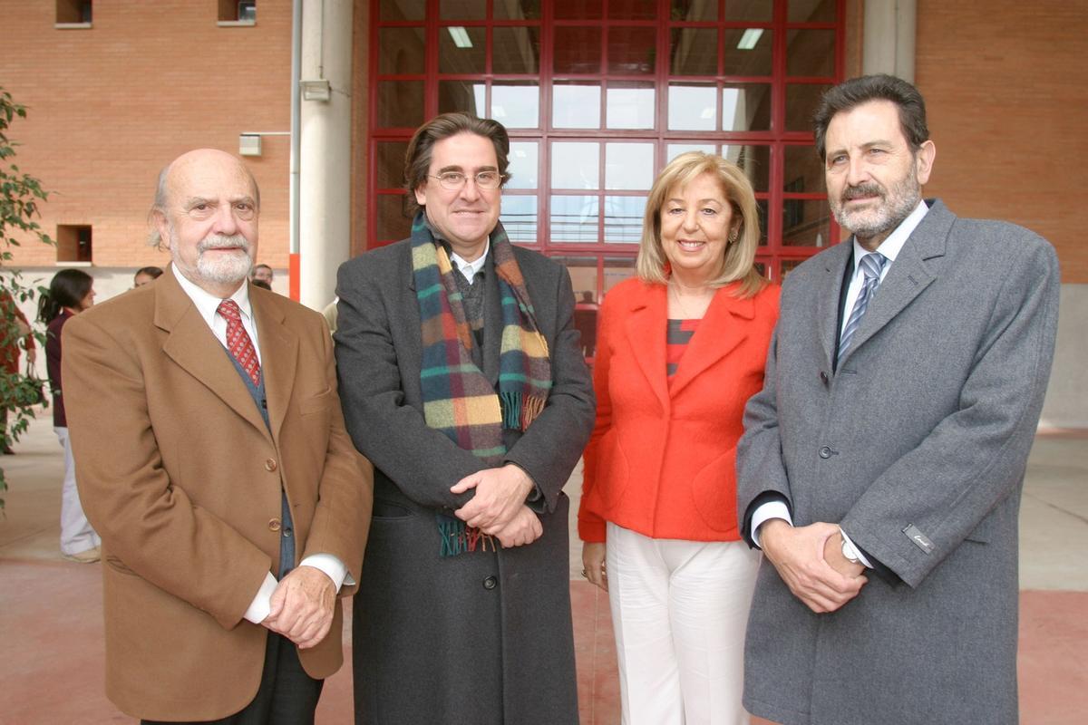 En 2003, junto a Adelaida de la Calle y el resto de candidatos a rector de la Universidad de Málaga.