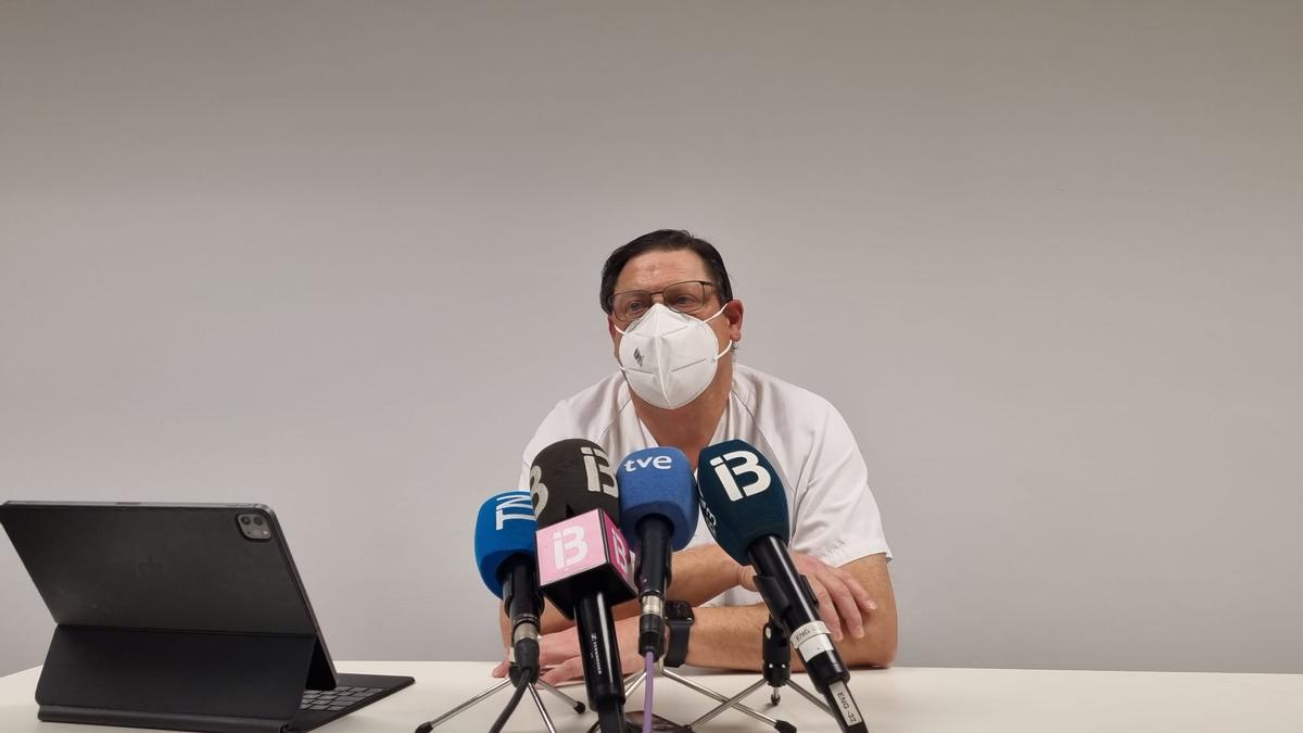 Ramón Canet, en el Hospital Can Misses hablando sobre la viruela del mono.