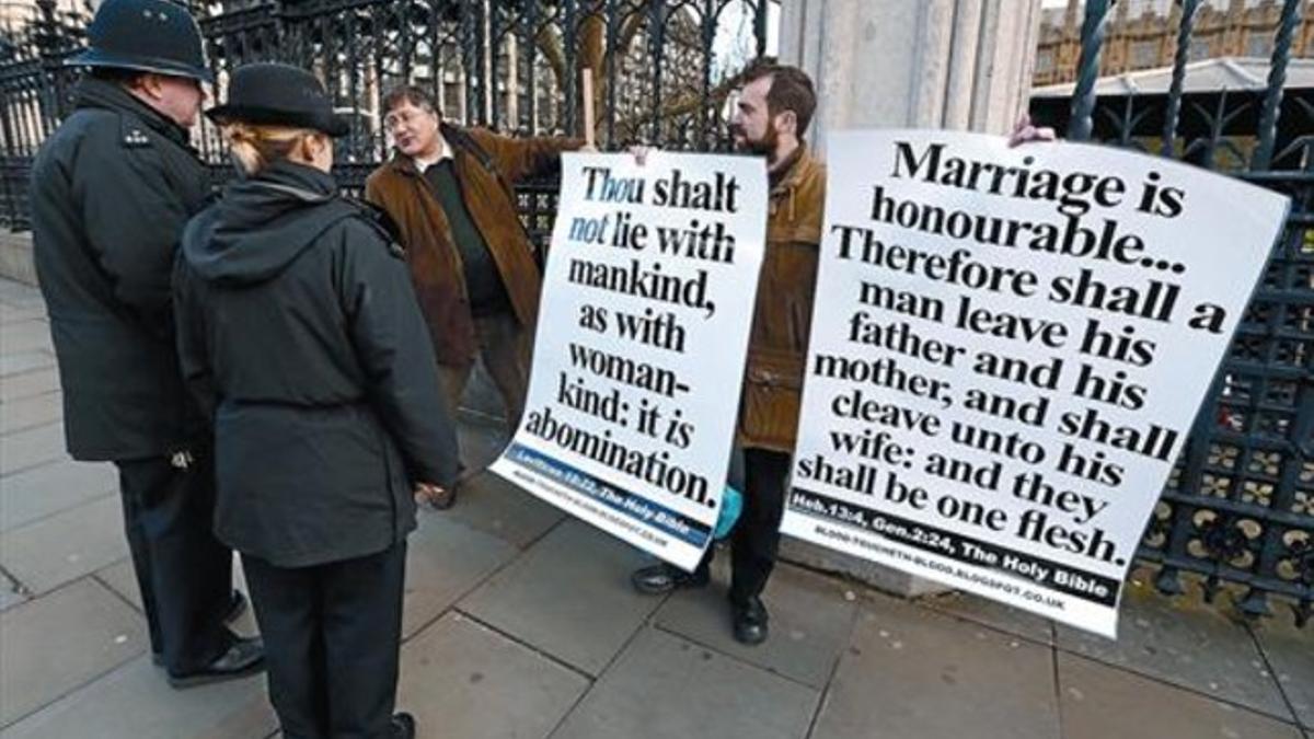 Un activista cristiano protesta frente al Parlamento británico, ayer.