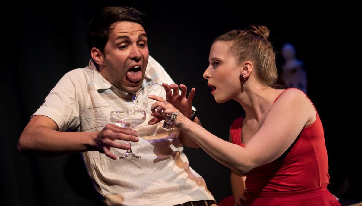 Mireia Lorente-Picó, enfundada en un vestido rojo, es la seductora dueña de la sastreria.