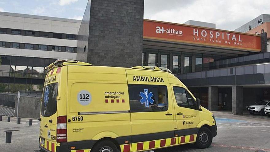 Imatge d&#039;arxiu d&#039;una ambulància arribant a l&#039;Hospital Sant Joan de Déu, de Manresa