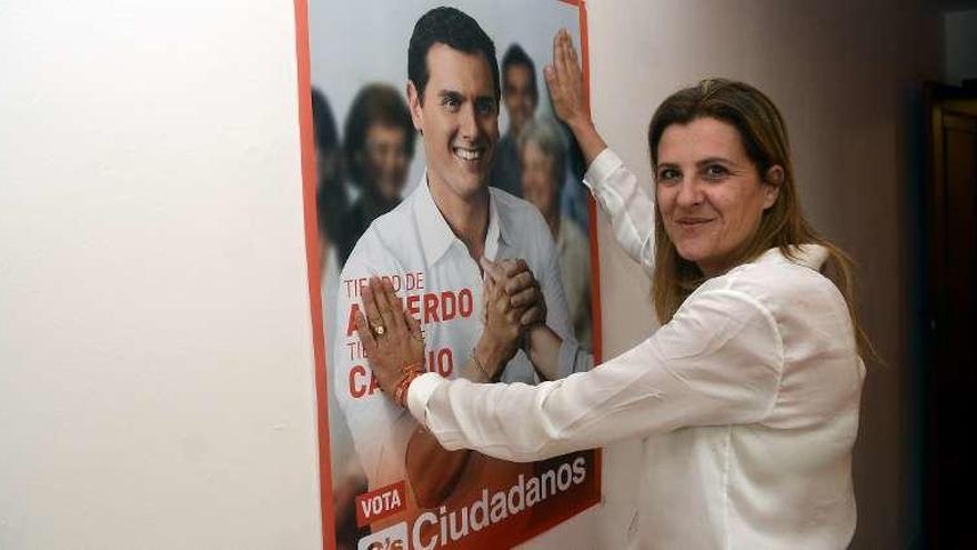María Rey con un cartel de Albert Rivera. // Rafa Vázquez