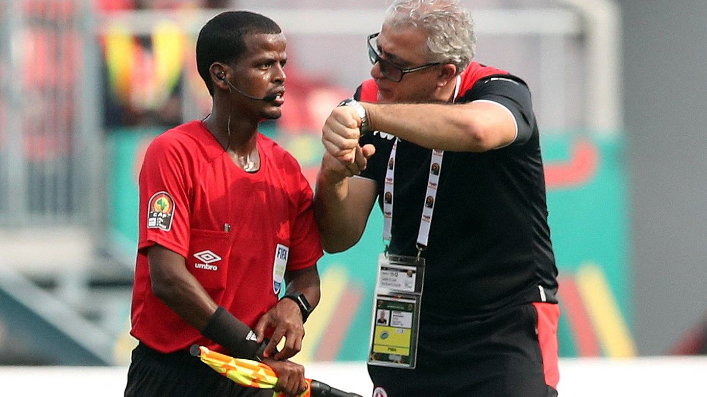 El seleccionador de Túnez, Mondher Kebaier, protesta al árbitro Janny Sikazwe por haber pitado el final del Túnez-Mali antes de tiempo.