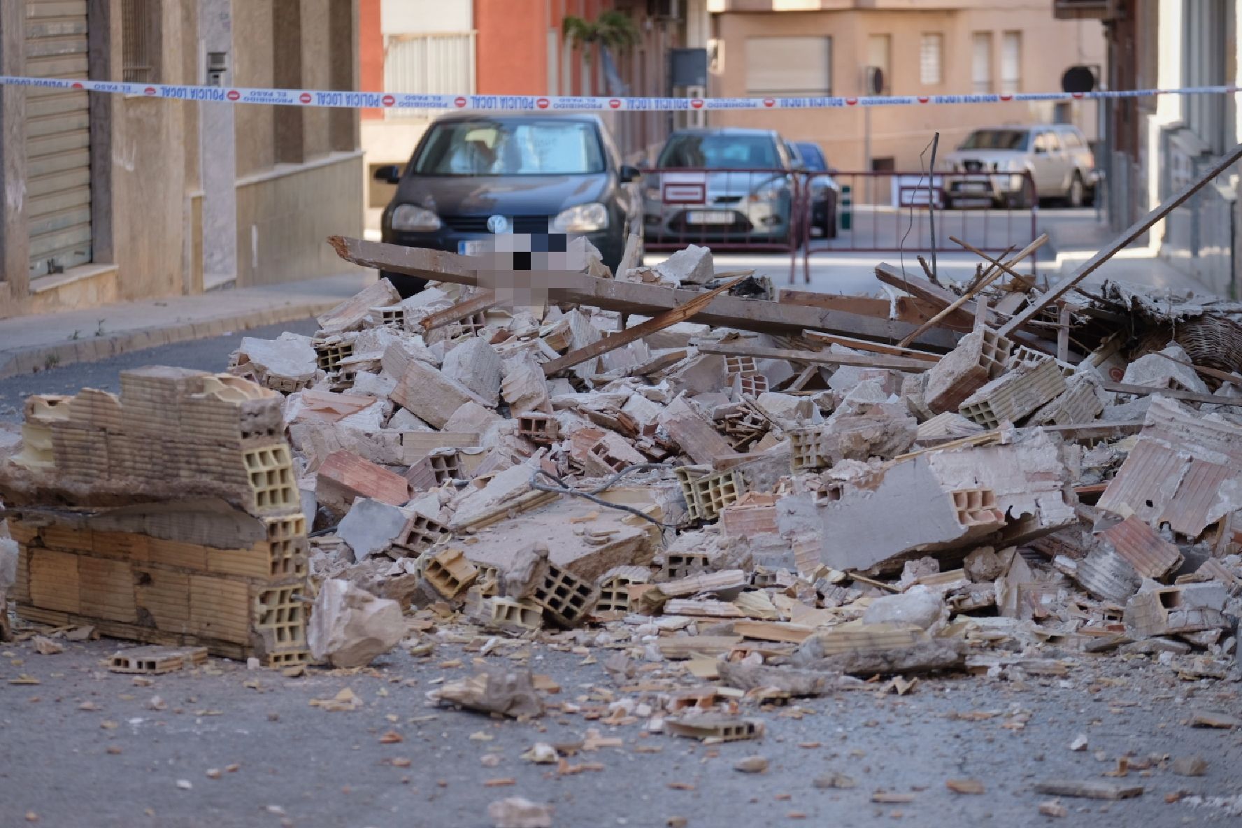 Galería derrumbe de la fachada de una vivienda calle Miguel Hernández Aspe