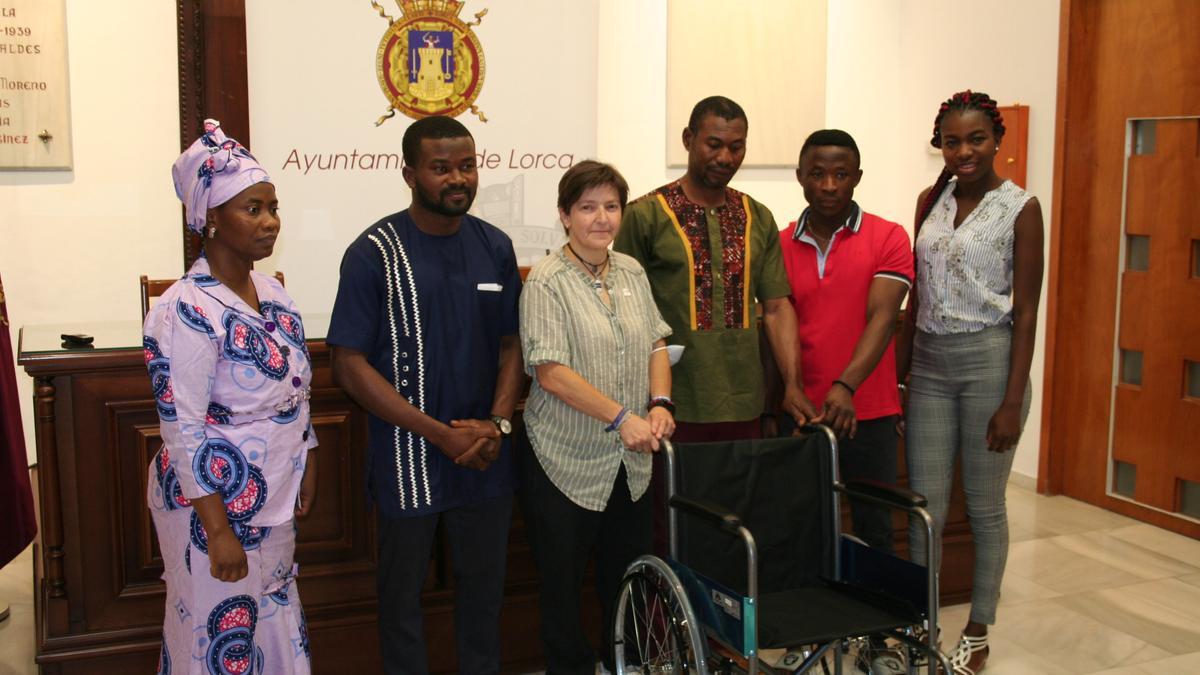 Baba Seidu y María Dolores Chumilla (c) con integrantes de la Asociación de Ghaneses de Lorca que participan en la campaña de recogida de sillas de ruedas.