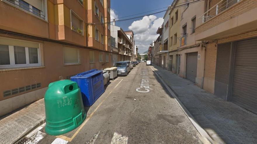 Els contenidors que hi ha al carrer Bernat Oller de Manresa.
