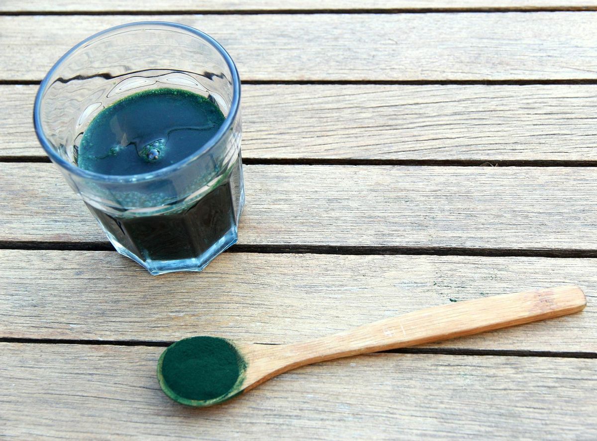 La espirulina te ayuda a adelgazar de forma saludable.