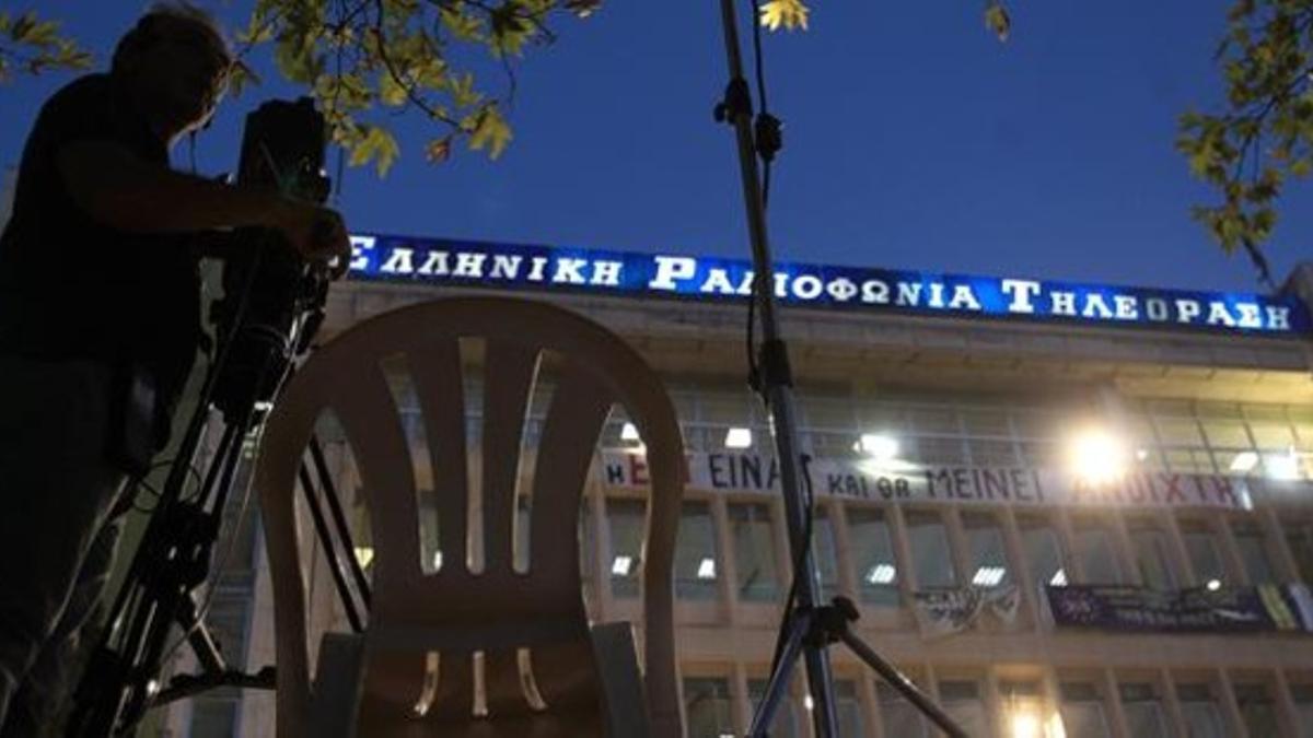 Un cámara graba una actuación musical en apoyo a los trabajadores de la ERT, este martes en Atenas.
