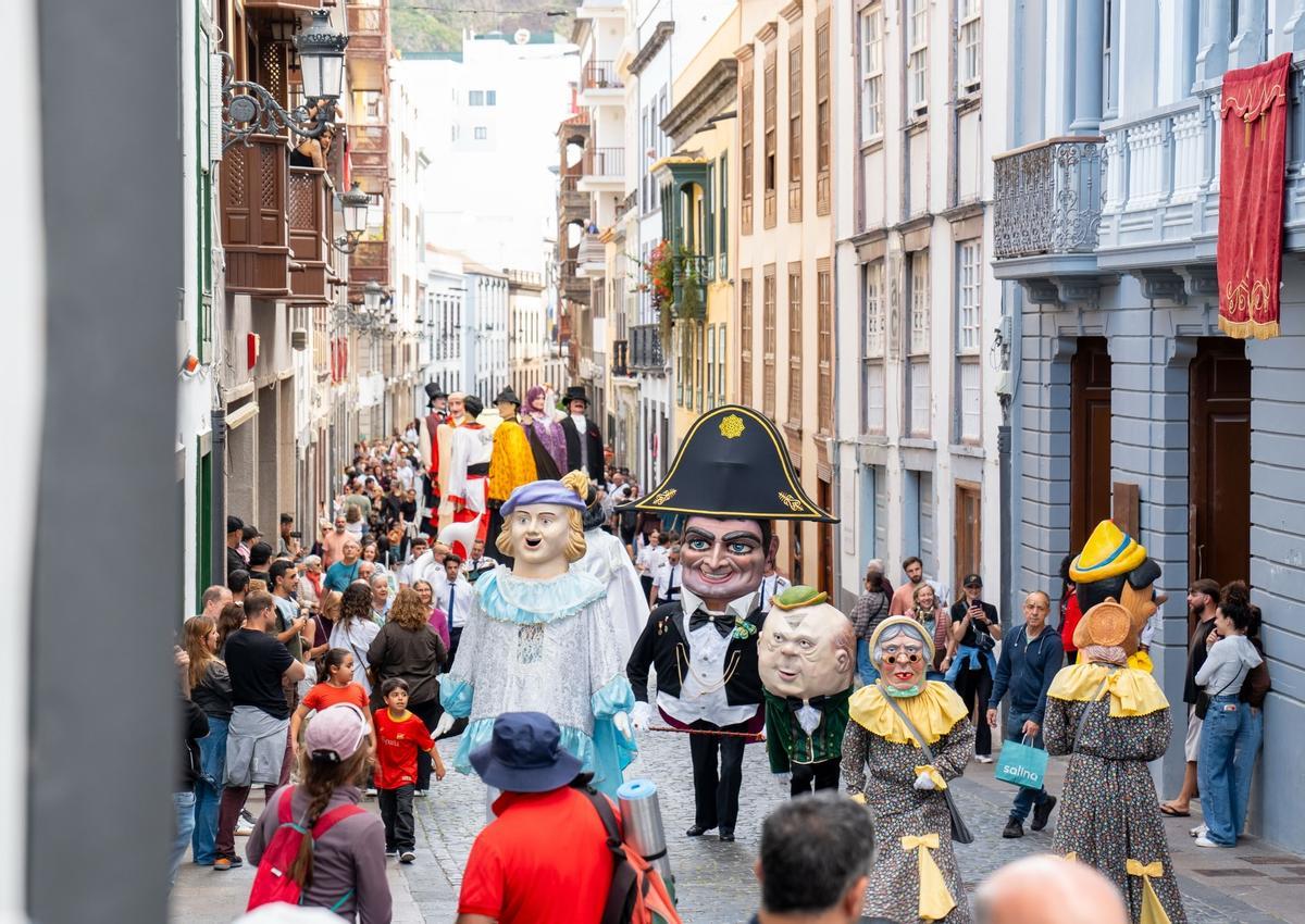 Desfile de Los Mascarones, gigantes y cabezudos, durante las celebraciones de las fiestas fundacionales.