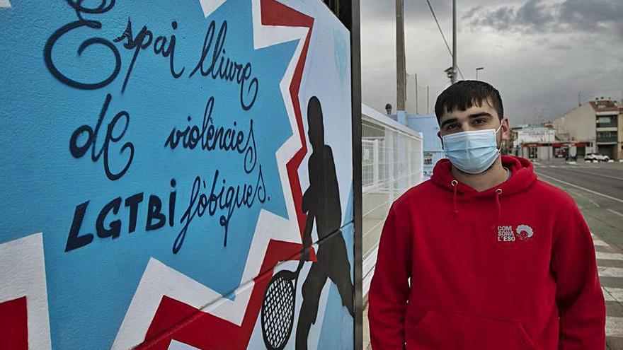 ARTEM, junto al graffiti realizado contra la LGTBI fobia. | TORTAJADA