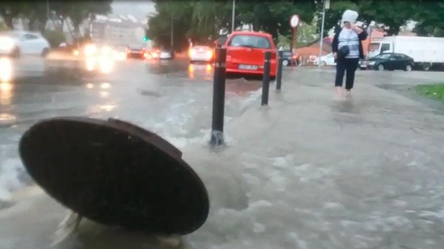 Una tormenta de rayos y granizo paraliza Ourense durante media hora