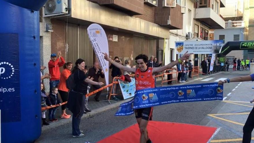 Antonio Martínez cruzando la línea de meta