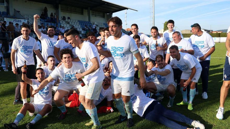 El Villalonga celebró sobre el césped su ascenso a Terecera División seis años después.