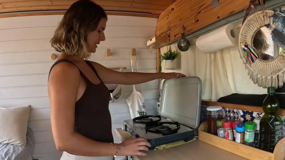 En la cocina, la pareja cuenta con unos fogones conectados a una bombona de butano de 6 kg.
