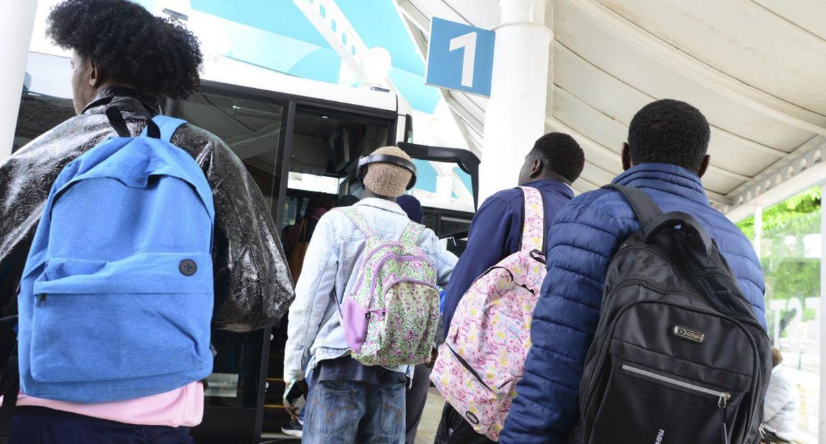 El conductor controlando la entrada de pasaje en Cangas. | FDV