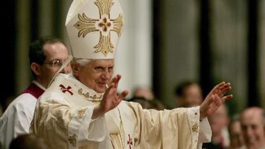 El papa Benedicto XVI durante la misa que ha oficiado en la catedral de San Patricio de Nueva York (EEUU). El Papa vistiará mañana, en el último día de su visita, la &quot;zona cero&quot; de Nueva York, devastada tras los atentados terroristas del 11 de septiembre de 2001, y oficiará una misa en el estadio de los Yankees.